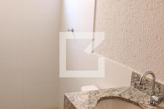 Banheiro da Suíte de casa de condomínio para alugar com 2 quartos, 60m² em Vila Mutirao Ii, Goiânia