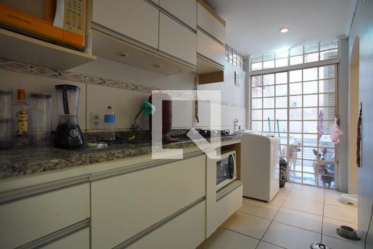 Cozinha de apartamento para alugar com 1 quarto, 42m² em São João, Porto Alegre