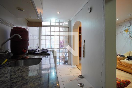 Cozinha de apartamento para alugar com 1 quarto, 42m² em São João, Porto Alegre