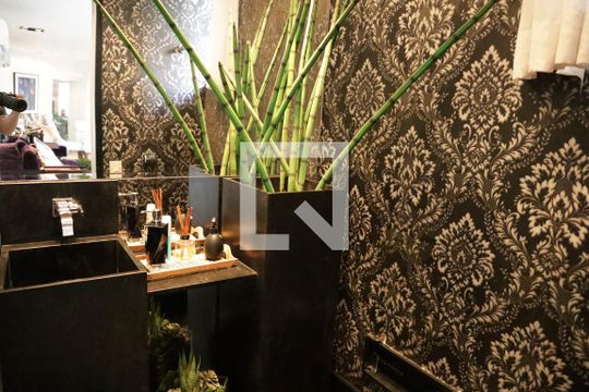 Banheiro de casa de condomínio para alugar com 5 quartos, 590m² em Conjunto Cachoeira Dourada, Goiânia