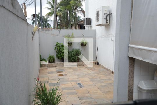 Área externa de casa de condomínio para alugar com 5 quartos, 590m² em Conjunto Cachoeira Dourada, Goiânia