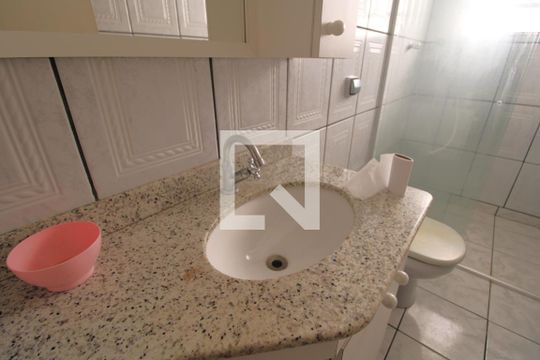 Pia banheiro comum de casa à venda com 3 quartos, 232m² em Jardim Teresa, São Paulo