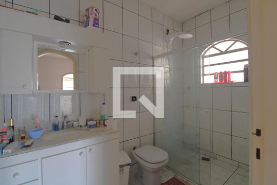 Banheiro da suíte de casa à venda com 3 quartos, 232m² em Jardim Teresa, São Paulo