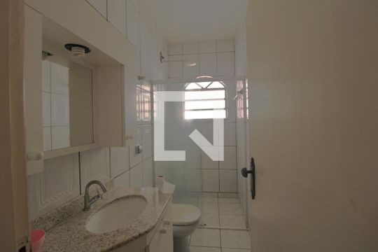 Banheiro comum de casa à venda com 3 quartos, 232m² em Jardim Teresa, São Paulo