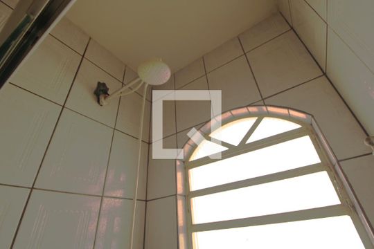Chuveiro banheiro comum de casa à venda com 3 quartos, 232m² em Jardim Teresa, São Paulo
