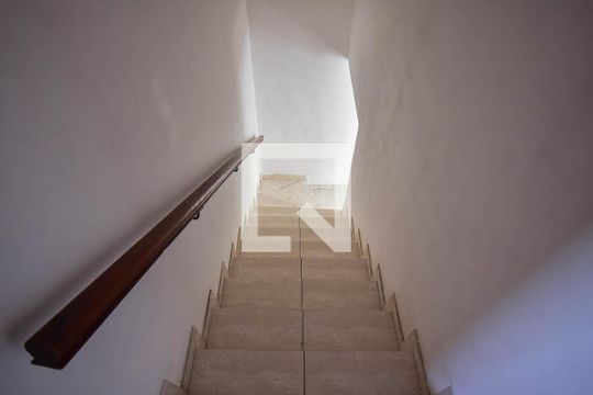 Escada de casa à venda com 3 quartos, 180m² em Jardim Monte Kemel, São Paulo