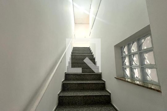Escada de casa à venda com 4 quartos, 220m² em Vila Guarani, São Paulo