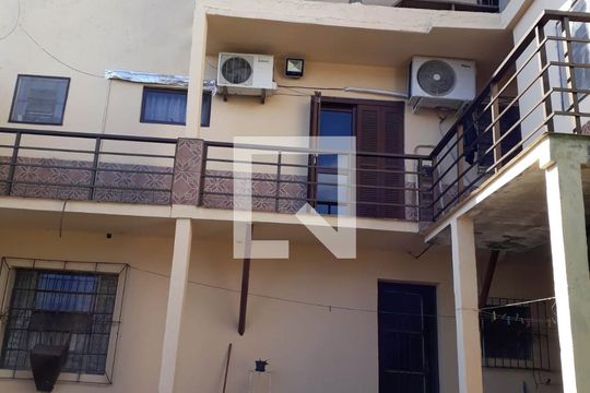 Fachada de casa à venda com 3 quartos, 320m² em Rubem Berta, Porto Alegre