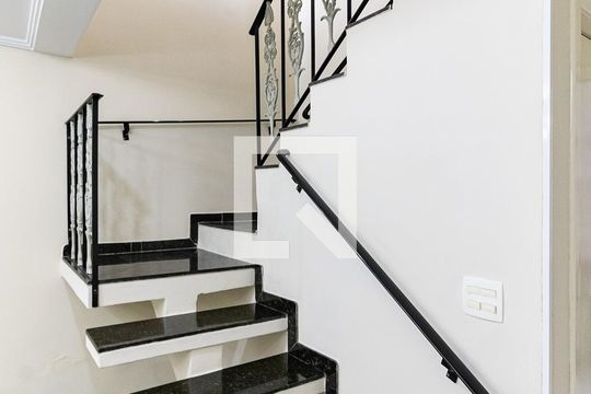 Escada de casa à venda com 3 quartos, 200m² em Jardim Santa Emilia, São Paulo
