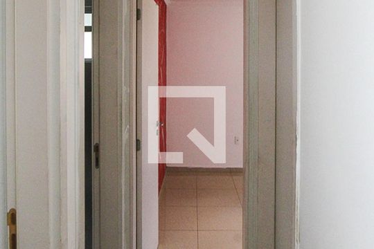 Corredor de apartamento para alugar com 2 quartos, 64m² em Parque São Rafael, São Paulo
