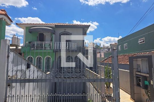 Fachada de casa à venda com 4 quartos, 300m² em Vila Mazzei, São Paulo