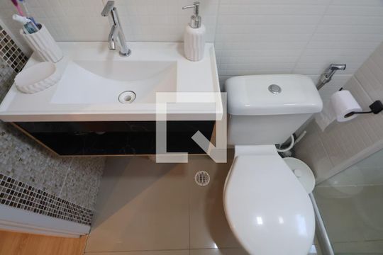 Banheiro de apartamento à venda com 2 quartos, 48m² em Igara, Canoas