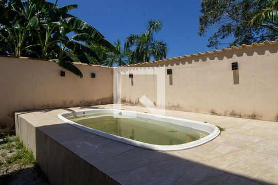 Piscina de casa à venda com 3 quartos, 250m² em Vargem Pequena, Rio de Janeiro