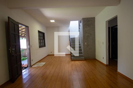 Casa à venda com 3 quartos, 250m² em Vargem Pequena, Rio de Janeiro