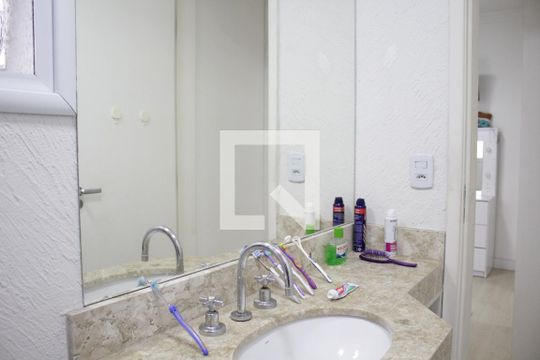 Banheiro da Suíte 1 de casa de condomínio à venda com 3 quartos, 174m² em Vila Bertioga, São Paulo