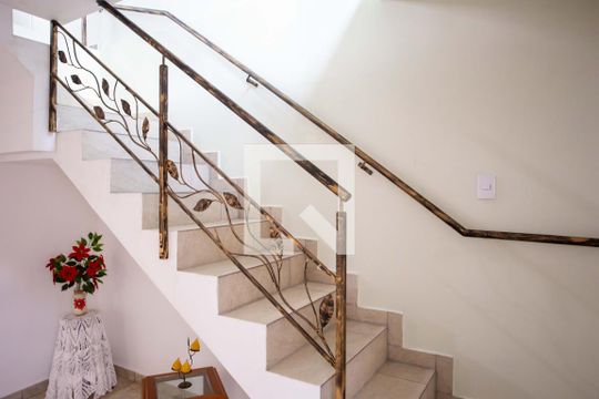 Escada de casa para alugar com 2 quartos, 130m² em Centro, Diadema