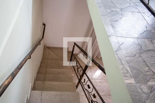 Escada de casa para alugar com 2 quartos, 130m² em Centro, Diadema