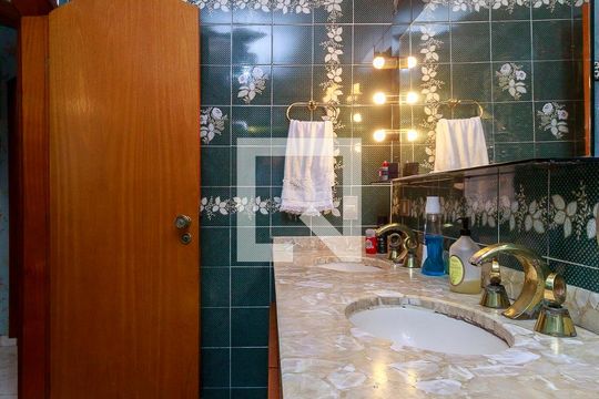 Suíte - Banheiro de casa à venda com 3 quartos, 300m² em Jardim Monte Azul, São Paulo