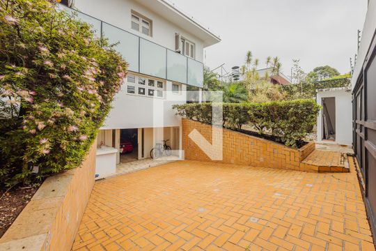 Garagem de casa à venda com 7 quartos, 900m² em Boaçava, São Paulo