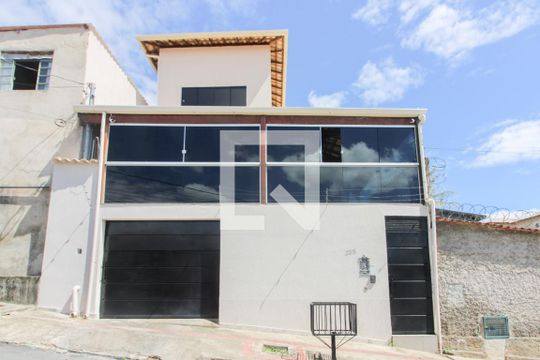 Fachada de casa à venda com 3 quartos, 232m² em Frei Leopoldo, Belo Horizonte
