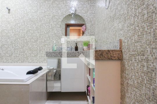 Banheiro da Suíte 1 de casa à venda com 3 quartos, 232m² em Frei Leopoldo, Belo Horizonte