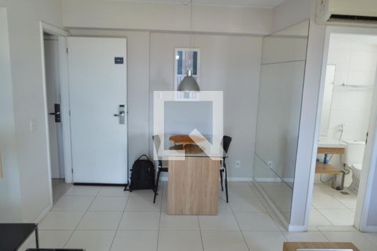 Sala de apartamento para alugar com 1 quarto, 40m² em Jacarepaguá, Rio de Janeiro
