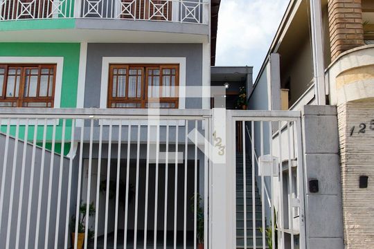 Fachada de casa à venda com 3 quartos, 260m² em Remédios, Osasco