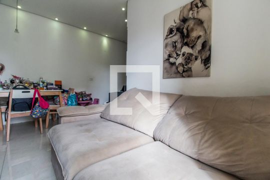 Sala de casa para alugar com 2 quartos, 58m² em Jardim Tupanci, Barueri