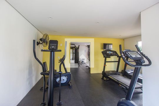 Academia de casa para alugar com 2 quartos, 58m² em Jardim Tupanci, Barueri