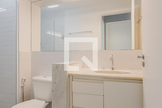 Banheiro de apartamento para alugar com 2 quartos, 50m² em Pinheiros, São Paulo
