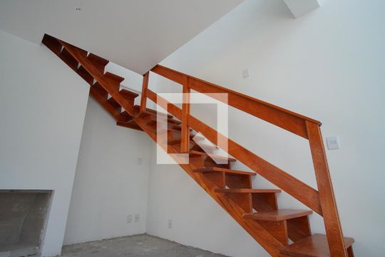 Escada para cobertura de apartamento à venda com 3 quartos, 180m² em Passo D’areia, Porto Alegre