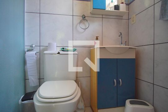 Banheiro da Demi Suíte de casa à venda com 3 quartos, 120m² em Jardim Sabará, Porto Alegre