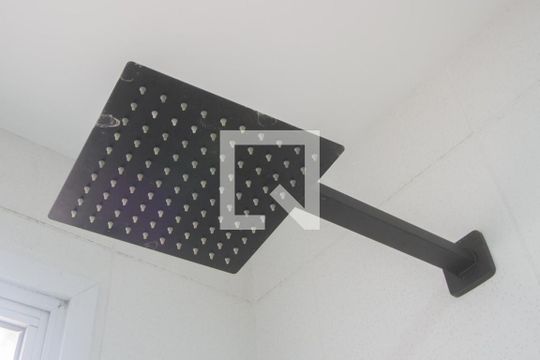 Banheiro de apartamento para alugar com 2 quartos, 52m² em Parque Maria Helena, São Paulo