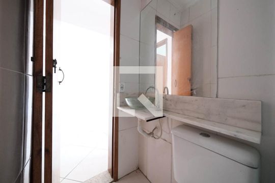 Banheiro de casa de condomínio à venda com 2 quartos, 43m² em Parque Paineiras, São Paulo