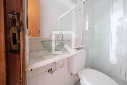 Banheiro de casa de condomínio à venda com 2 quartos, 43m² em Parque Paineiras, São Paulo