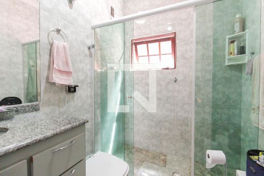 Banheiro da Suíte de casa para alugar com 2 quartos, 80m² em Jardim Helian, São Paulo