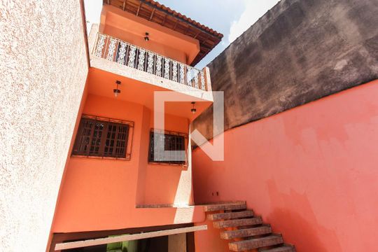 Fachada de casa para alugar com 2 quartos, 80m² em Jardim Helian, São Paulo