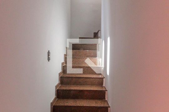 Entrada de casa para alugar com 2 quartos, 80m² em Jardim Helian, São Paulo