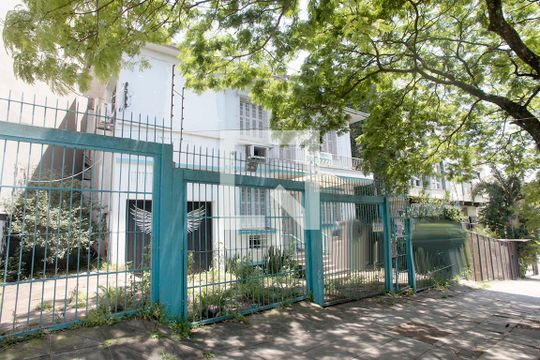 Fachada de casa à venda com 4 quartos, 358m² em Petrópolis, Porto Alegre