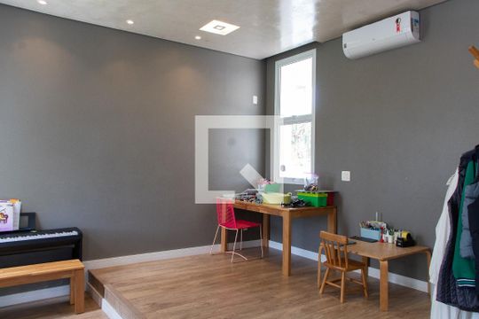 Sala de TV de casa de condomínio para alugar com 4 quartos, 520m² em Residencial Barão do Café, Campinas