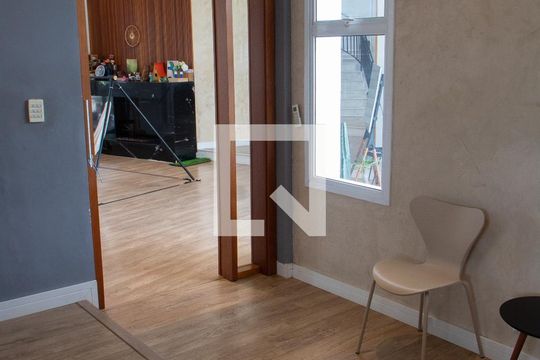 Sala de TV de casa de condomínio para alugar com 4 quartos, 520m² em Residencial Barão do Café, Campinas