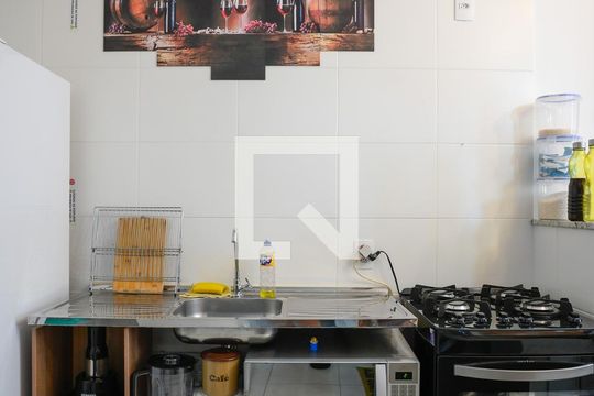 Cozinha de apartamento para alugar com 2 quartos, 32m² em Parque Fongaro, São Paulo