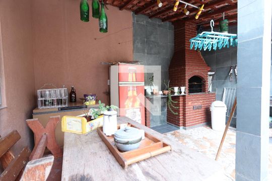 Churrasqueira de casa à venda com 4 quartos, 181m² em Jardim Guairaca, São Paulo