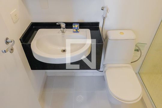 Banheiro de kitnet/studio para alugar com 1 quarto, 27m² em Jardim Paulista, São Paulo