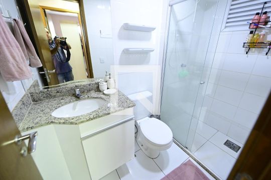 Banheiro de apartamento para alugar com 2 quartos, 56m² em Residencial Granville, Goiânia