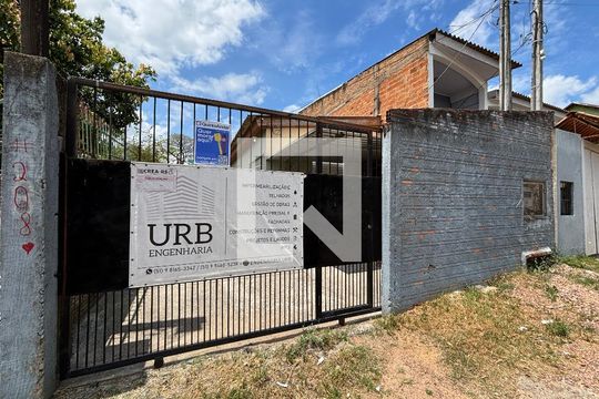 Fachada de casa à venda com 3 quartos, 100m² em São José, Porto Alegre