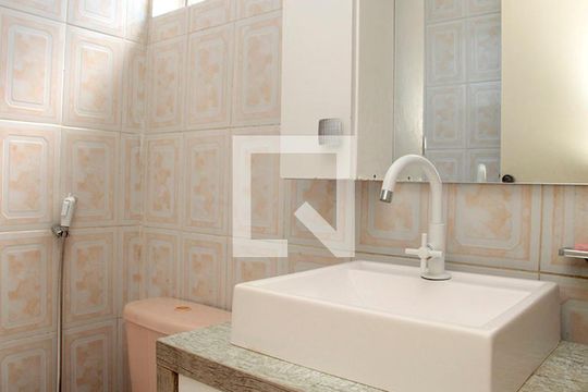 Banheiro de apartamento à venda com 1 quarto, 32m² em Santana, Porto Alegre
