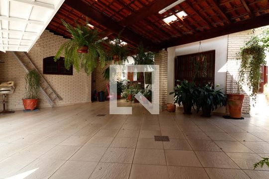 Garagem de casa para alugar com 4 quartos, 400m² em Jardim Triana, São Paulo