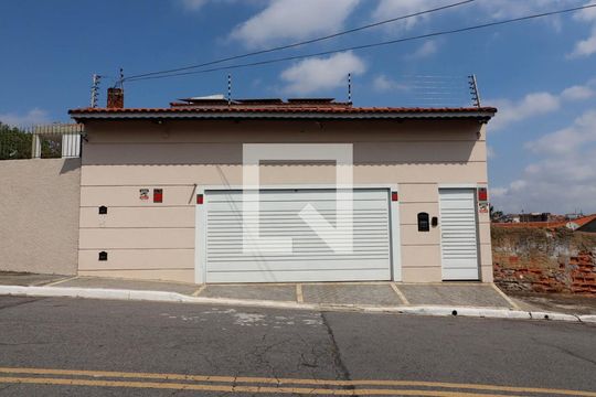 Fachada de casa para alugar com 4 quartos, 400m² em Jardim Triana, São Paulo