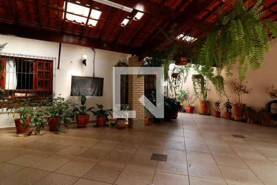 Garagem de casa para alugar com 4 quartos, 400m² em Jardim Triana, São Paulo